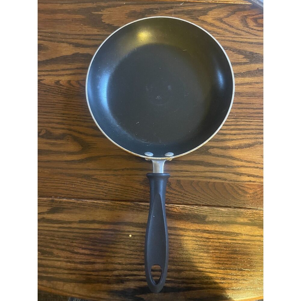 Farberware 9-Inch Aluminum Nonstick Frying Pan, Steel Blue Exterior, Unscratched